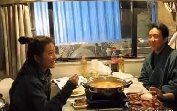 明星「片場吃飯照」 曝光,胡歌、劉德華和彭於晏的差別,一眼就看出來!難怪劉德華能火那麼久!