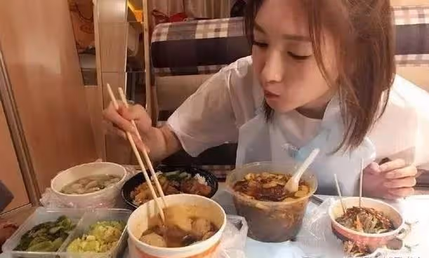 明星「片場吃飯照」 曝光,胡歌、劉德華和彭於晏的差別,一眼就看出來!難怪劉德華能火那麼久!
