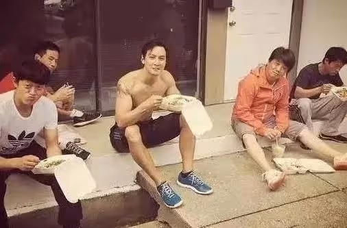 明星「片場吃飯照」 曝光,胡歌、劉德華和彭於晏的差別,一眼就看出來!難怪劉德華能火那麼久!
