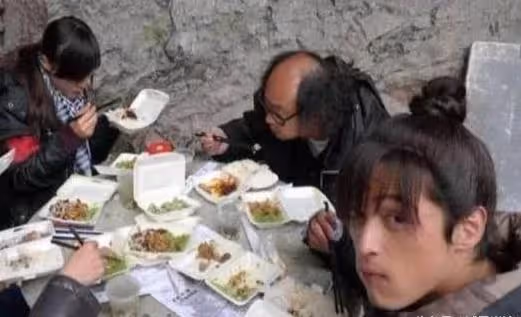 明星「片場吃飯照」 曝光,胡歌、劉德華和彭於晏的差別,一眼就看出來!難怪劉德華能火那麼久!