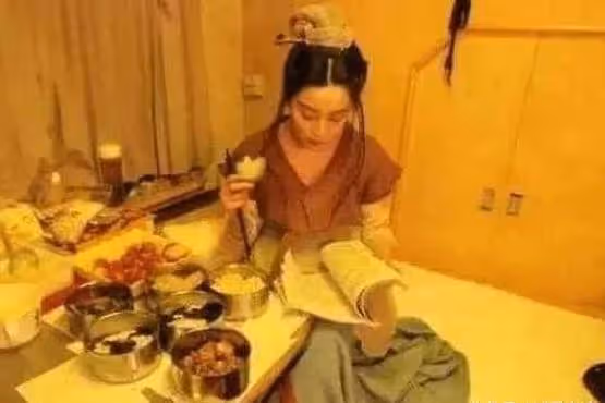 明星「片場吃飯照」 曝光，胡歌、劉德華和彭於晏的差別，一眼就看出來！難怪劉德華能火那麼久！