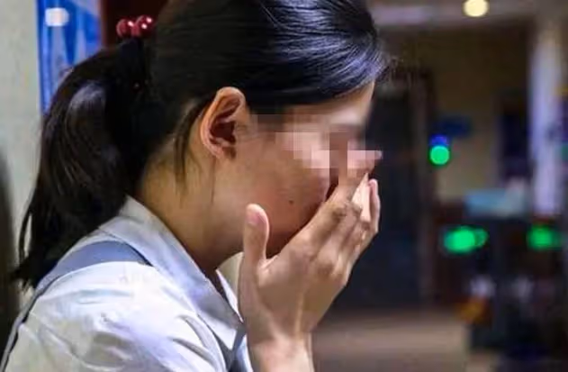 雙胞胎「同母不同父」!親子鑒定讓丈夫「頭頂綠光狂閃」寶媽淚奔吐實情:對不起老公