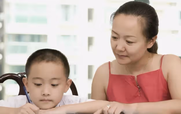 雙胞胎「同母不同父」!親子鑒定讓丈夫「頭頂綠光狂閃」寶媽淚奔吐實情:對不起老公