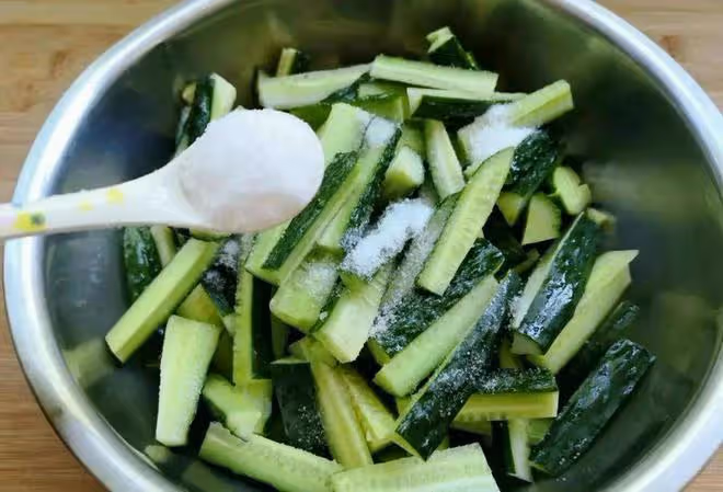 腌黃瓜，切忌直接用鹽殺水，大廚教你正確做法，酸辣脆嫩耐保存