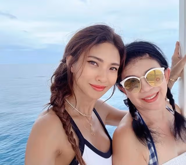 香港知名女星曬泳裝照!身材豐滿前凸後翹,混血丈夫高大帥氣
