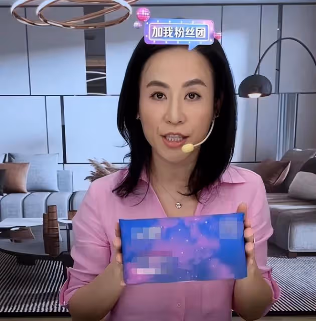 51歲宣萱直播賣貨,頸紋出賣了年齡,網友:歲月不饒人啊!