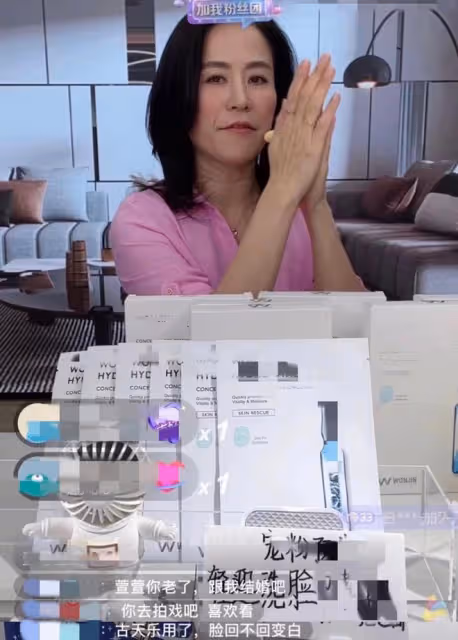 51歲宣萱直播賣貨,頸紋出賣了年齡,網友:歲月不饒人啊!