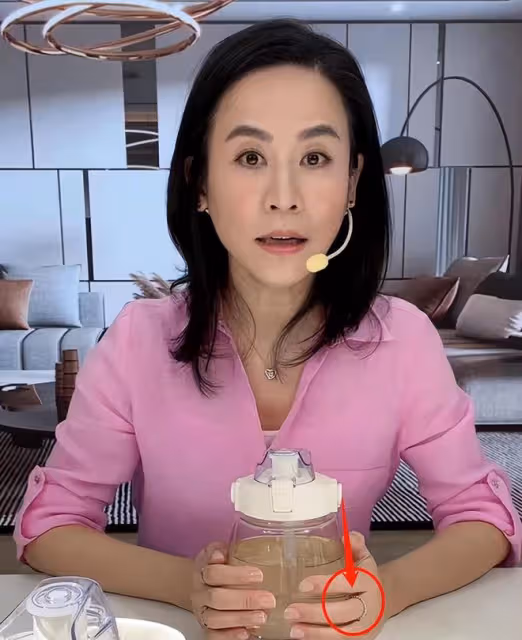 51歲宣萱直播賣貨,頸紋出賣了年齡,網友:歲月不饒人啊!