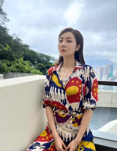 42歲熊黛林罕曬近照,三七分「好身材」玲瓏有致,穿高開叉裙險些走光「大長腿白到發光」網贊:根本24歲!