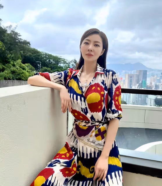 42歲熊黛林罕曬近照,三七分「好身材」玲瓏有致,穿高開叉裙險些走光「大長腿白到發光」網贊:根本24歲!