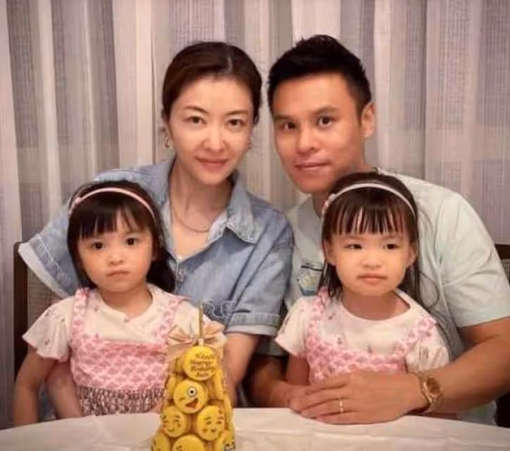 42歲熊黛林罕曬近照,三七分「好身材」玲瓏有致,穿高開叉裙險些走光「大長腿白到發光」網贊:根本24歲!