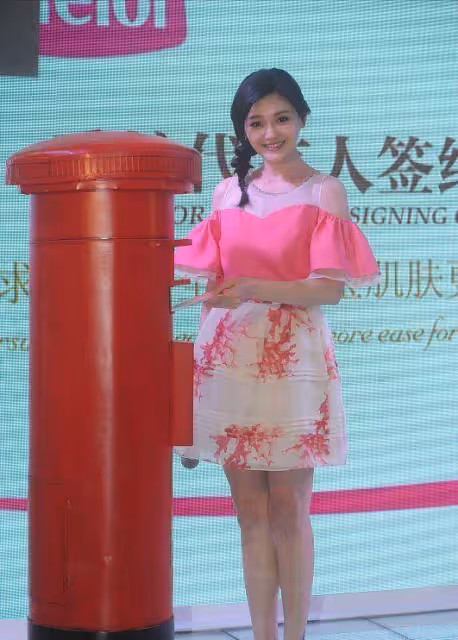 大S扮嫩太成功了!45歲穿「芭比粉連衣裙」甜美溫柔,比25歲時還好看,網友:愛情滋潤變美