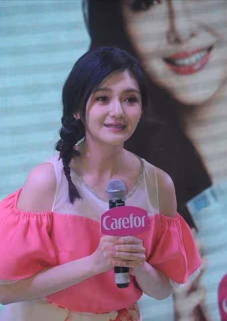 大S扮嫩太成功了!45歲穿「芭比粉連衣裙」甜美溫柔,比25歲時還好看,網友:愛情滋潤變美