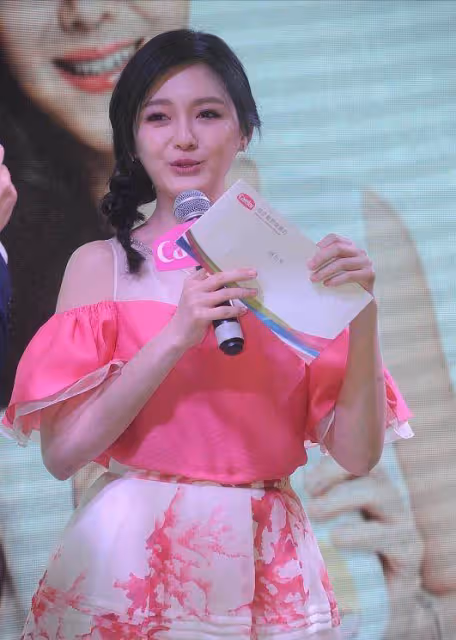 大S扮嫩太成功了!45歲穿「芭比粉連衣裙」甜美溫柔,比25歲時還好看,網友:愛情滋潤變美