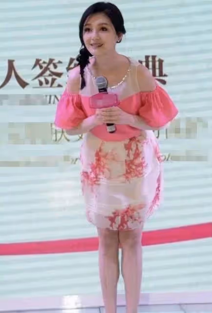 大S扮嫩太成功了!45歲穿「芭比粉連衣裙」甜美溫柔,比25歲時還好看,網友:愛情滋潤變美