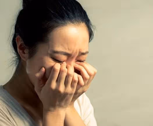 我嫁人後給養父買了一套房,他卻把房子送給親生女兒,搬來和我住