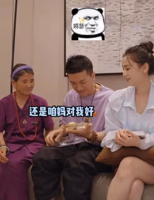 楊子一家三口罕同框，87歲婆婆看黃聖依滿眼寵溺，送兒子臨期食品