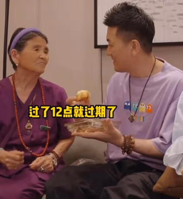 楊子一家三口罕同框，87歲婆婆看黃聖依滿眼寵溺，送兒子臨期食品