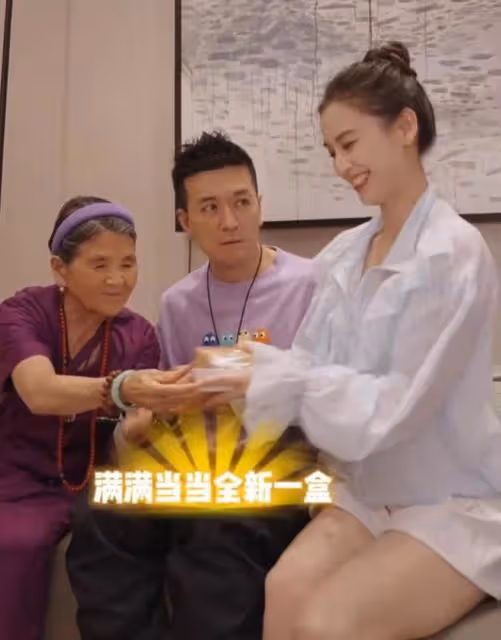 楊子一家三口罕同框，87歲婆婆看黃聖依滿眼寵溺，送兒子臨期食品