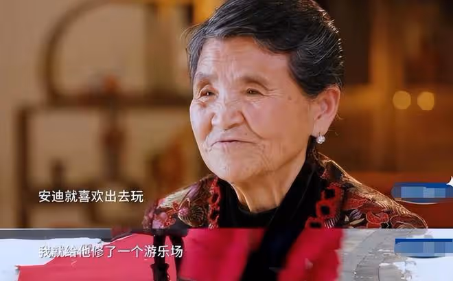 楊子一家三口罕同框，87歲婆婆看黃聖依滿眼寵溺，送兒子臨期食品
