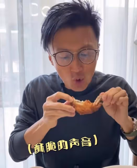 謝霆鋒出門吃越南菜，戴百萬手錶啃雞翅，網友：干點正事吧！