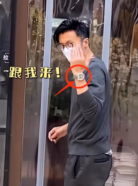 謝霆鋒出門吃越南菜，戴百萬手錶啃雞翅，網友：干點正事吧！