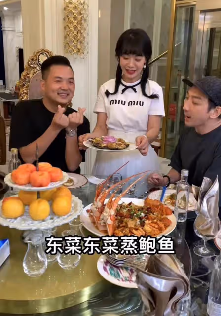 李燦森現身豪宅吃大餐，個性拘謹顯靦腆，桌上鮑魚燕窩隨便吃