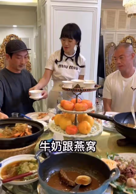 李燦森現身豪宅吃大餐，個性拘謹顯靦腆，桌上鮑魚燕窩隨便吃