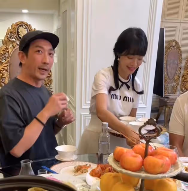 李燦森現身豪宅吃大餐，個性拘謹顯靦腆，桌上鮑魚燕窩隨便吃