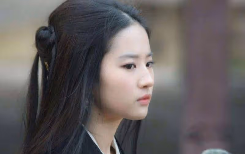 一路生花的劉亦菲，簡直從小美到大，走到哪回頭率都很高！