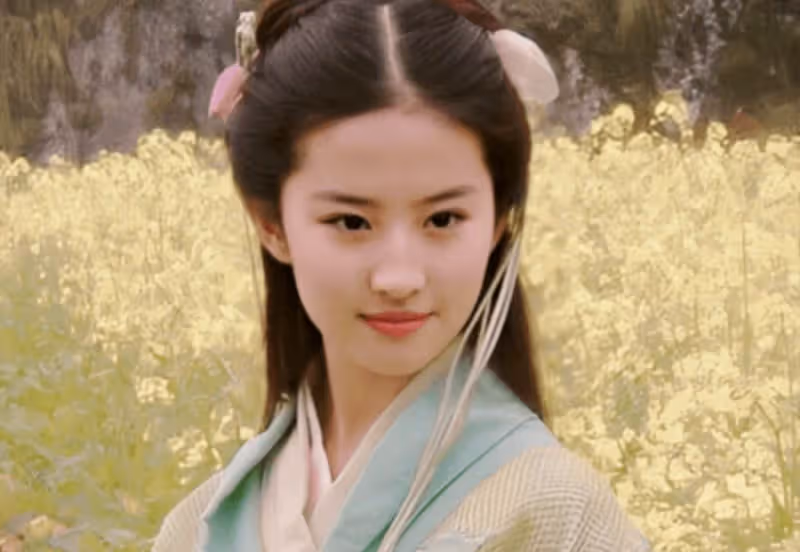 一路生花的劉亦菲，簡直從小美到大，走到哪回頭率都很高！