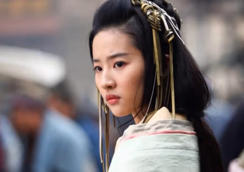 一路生花的劉亦菲，簡直從小美到大，走到哪回頭率都很高！