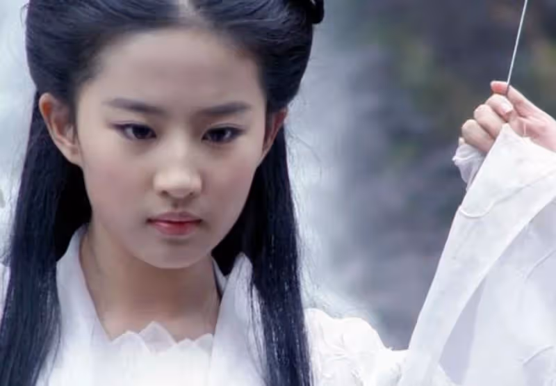 一路生花的劉亦菲，簡直從小美到大，走到哪回頭率都很高！