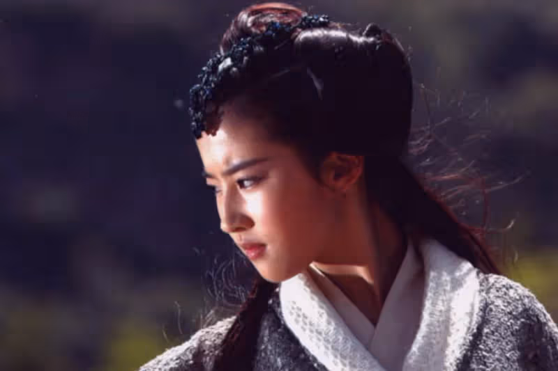 一路生花的劉亦菲，簡直從小美到大，走到哪回頭率都很高！