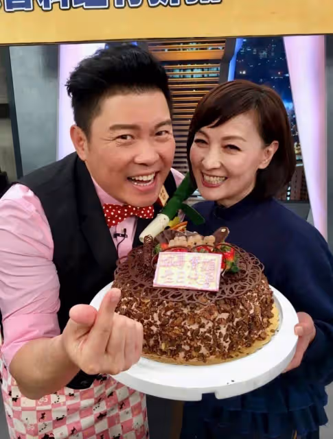 66歲寶媽婚禮接下捧花，全場歡呼郁方感動到尖叫：真命天子就在燈火闌珊處
