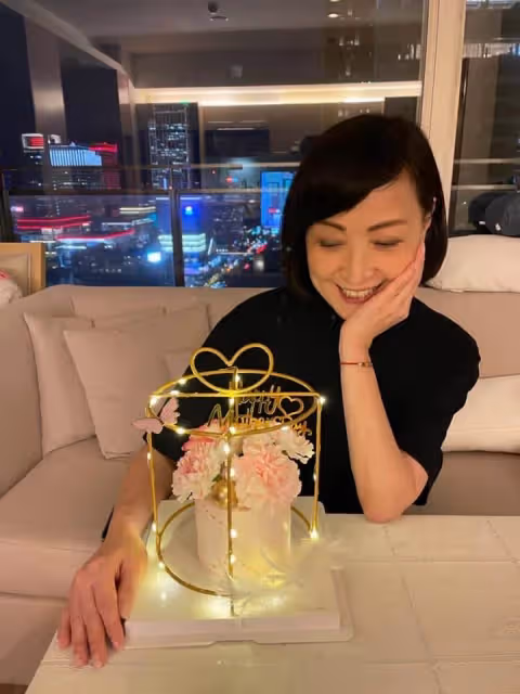 66歲寶媽婚禮接下捧花，全場歡呼郁方感動到尖叫：真命天子就在燈火闌珊處