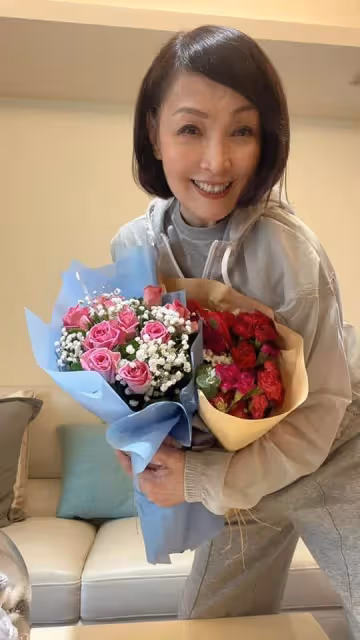 66歲寶媽婚禮接下捧花，全場歡呼郁方感動到尖叫：真命天子就在燈火闌珊處