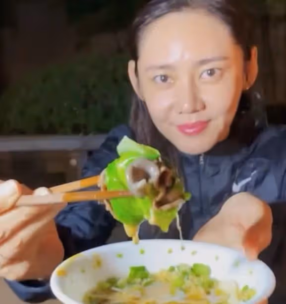 秋瓷炫和丈夫在家吃火鍋,身穿家居服,素顏出鏡狀態超輕鬆