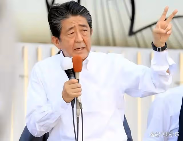 呂麗萍和安倍晉三關係這麼親密?成為首個惦念的明星,併流下眼淚