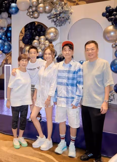 陳小春55歲生日照曝光,和岳父岳母罕見同框,張智霖袁詠儀也在場