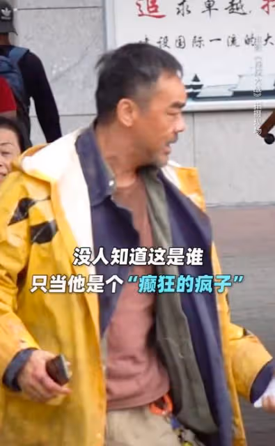 演技又牛又敬業,劉青雲高溫下穿大衣拍戲,演技把過路群眾折服了