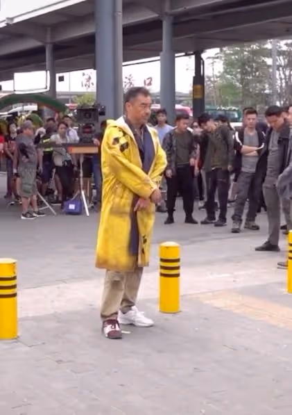 演技又牛又敬業,劉青雲高溫下穿大衣拍戲,演技把過路群眾折服了