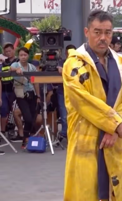 演技又牛又敬業,劉青雲高溫下穿大衣拍戲,演技把過路群眾折服了