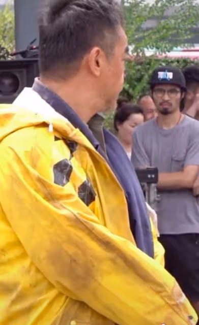 演技又牛又敬業,劉青雲高溫下穿大衣拍戲,演技把過路群眾折服了