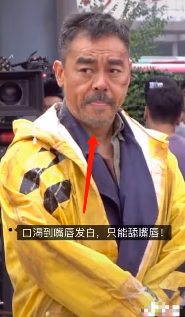 演技又牛又敬業,劉青雲高溫下穿大衣拍戲,演技把過路群眾折服了