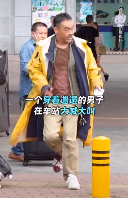 演技又牛又敬業,劉青雲高溫下穿大衣拍戲,演技把過路群眾折服了