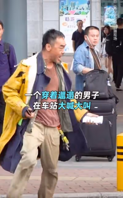 演技又牛又敬業,劉青雲高溫下穿大衣拍戲,演技把過路群眾折服了