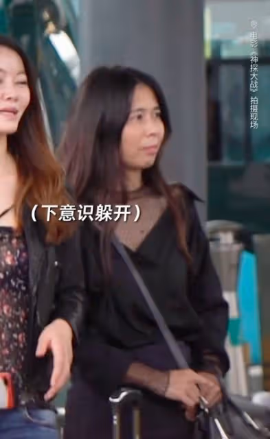 演技又牛又敬業,劉青雲高溫下穿大衣拍戲,演技把過路群眾折服了