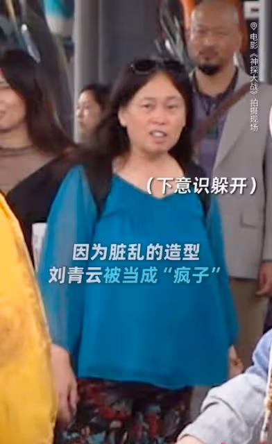 演技又牛又敬業,劉青雲高溫下穿大衣拍戲,演技把過路群眾折服了