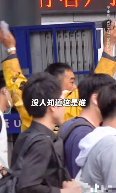 演技又牛又敬業,劉青雲高溫下穿大衣拍戲,演技把過路群眾折服了